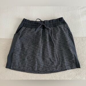 Women’s ATHLETA Excursion Skort. Heather grey w/ dark grey sides. Pockets. MED